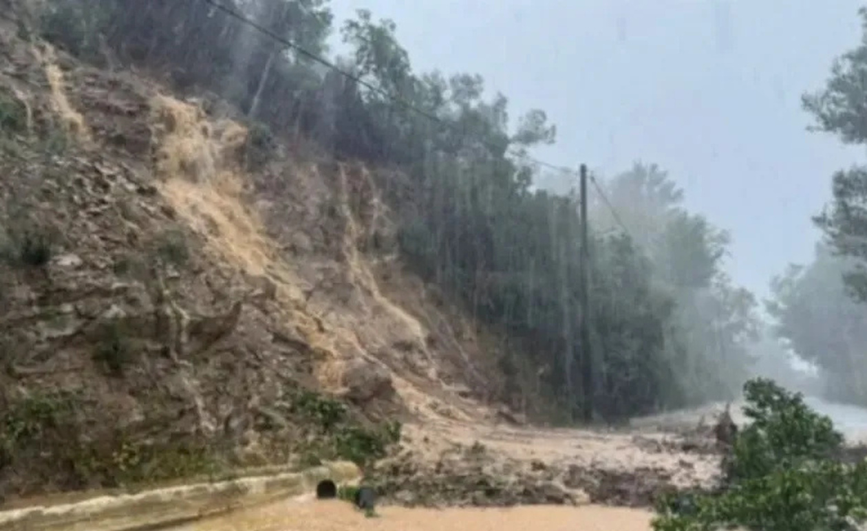 Συναγερμός: Πλημμύρες, κατολισθήσεις και κλειστοί δρόμοι από τη φονική κακοκαιρία – Κόκκινη προειδοποίηση ΕΜΥ