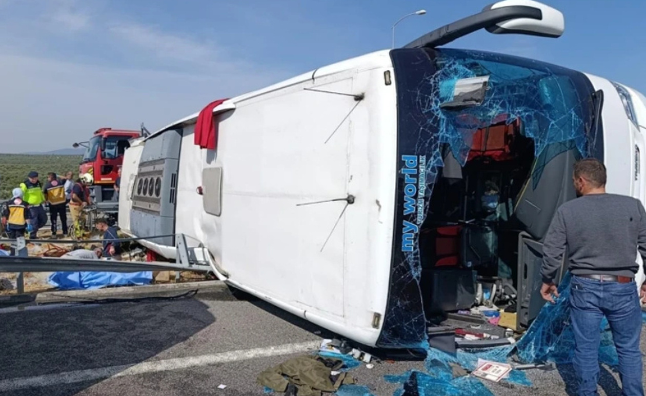 Πολύνεκρο τροχαίο: Σύγκρουση λεωφορείου με φορτηγό – «Μοιάζει με σφαγh»