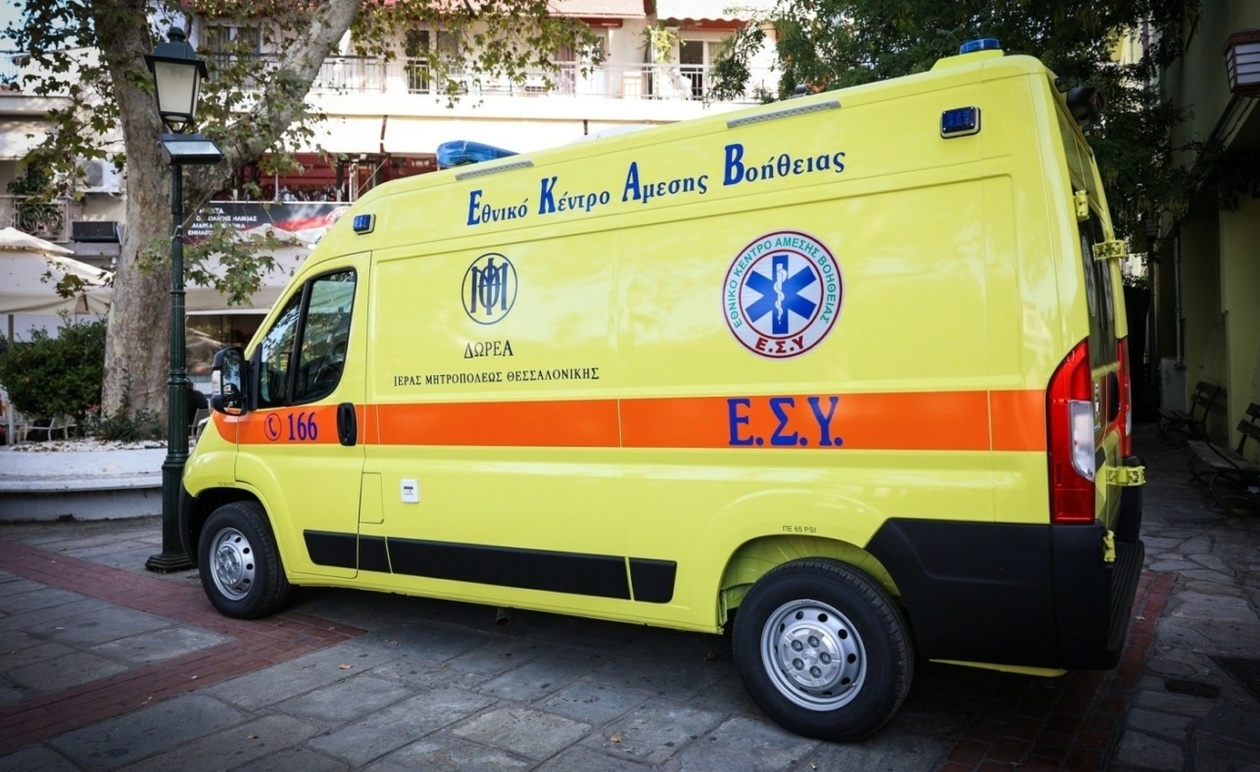 Μεταφέρεται εσπευσμένα στο νοσοκομείο – Δίνουν μεγάλη μάχη οι διασώστες να τον κρατήσουν στη ζωή
