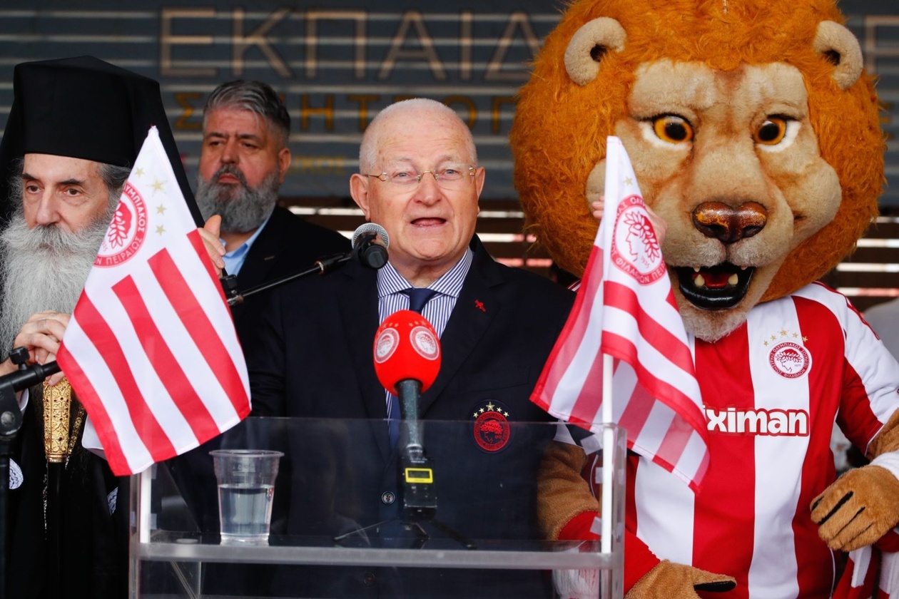 Ολυμπιακός: «Ερυθρόλευκη» Τσικνοπέμπτη με δώρα και εκπλήξεις στα εκπαιδευτήρια της Μητρόπολης Πειραιά