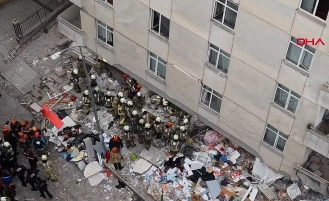 ΕΚΤΑΚΤΗ ΕΙΔΗΣΗ: ΚΑΤΕΡΡΕΥΣΕ ΚΙ ΑΛΛΗ ΠΟΛΥΚΑΤΟΙΚΙΑ ΜΟΛΙΣ ΤΩΡΑ – ΥΠΑΡΧΟΥΝ ΑΝΘΡΩΠΟΙ ΜΕΣΑ ΣΤΑ ΣΥΝΤΡΙΜΜΙΑ