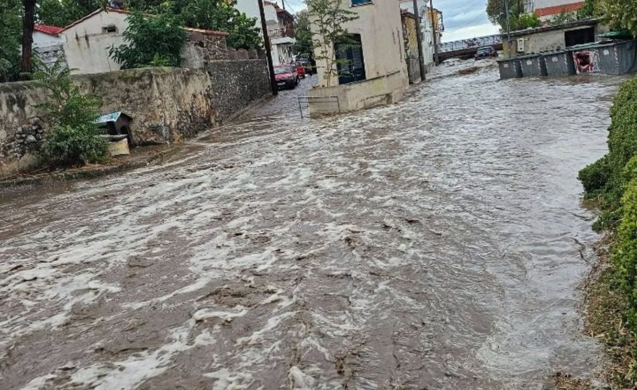Συναγερμός στη χώρα: Μεγάλες καταστροφές μετά την κακοκαιρία – Υπερχείλισε ποτάμι