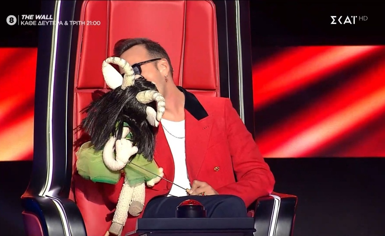 Ο Μουζουράκης προκαλεί συζήτηση στο The Voice με αστείο και μαριονέτα