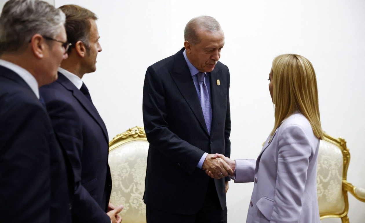 Ο Ερντογάν ζητάει από τη Μελόνι να σταματήσει το κάπνισμα αλλά ο Μακρόν το θεωρεί ανέφικτο