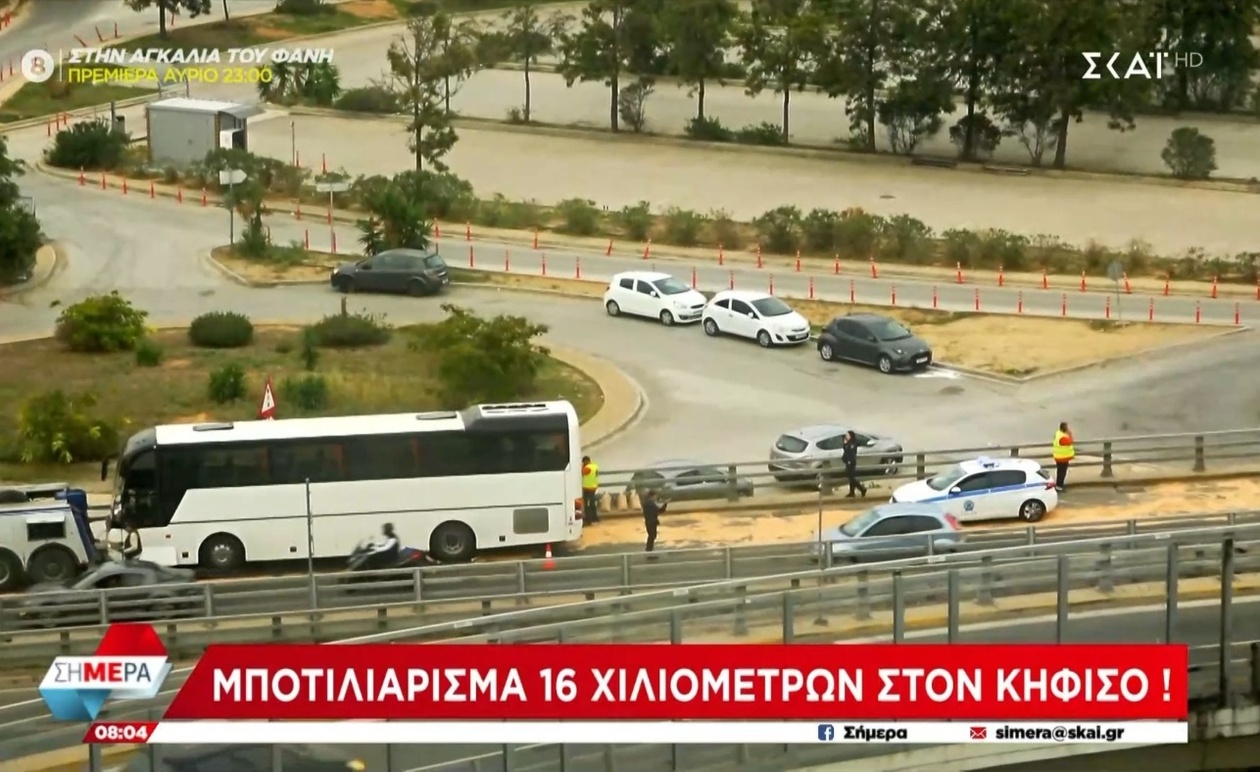 Το μπλοκάρισμα τουριστικού λεωφορείου στο τέλος του Κηφισού προς Γλυφάδα