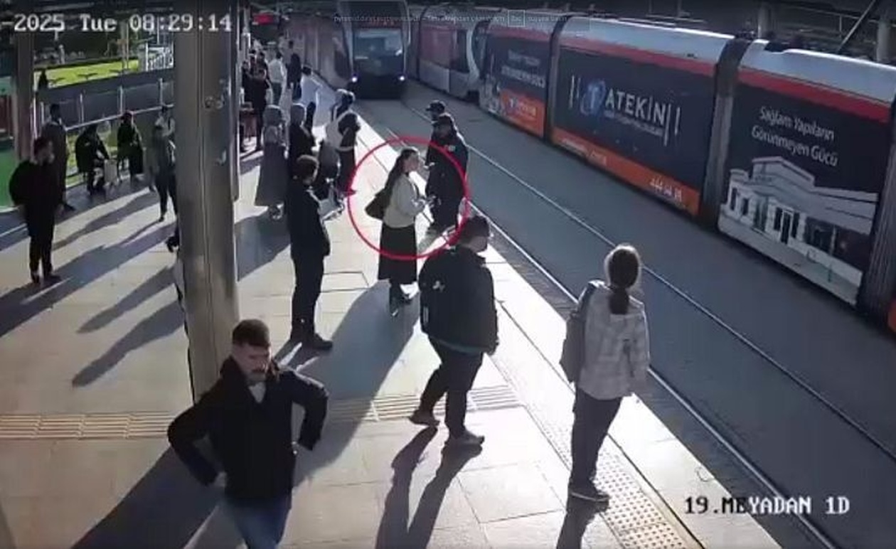 Ο φύλακας που έσωσε γυναίκα από τραμ στην Τουρκία