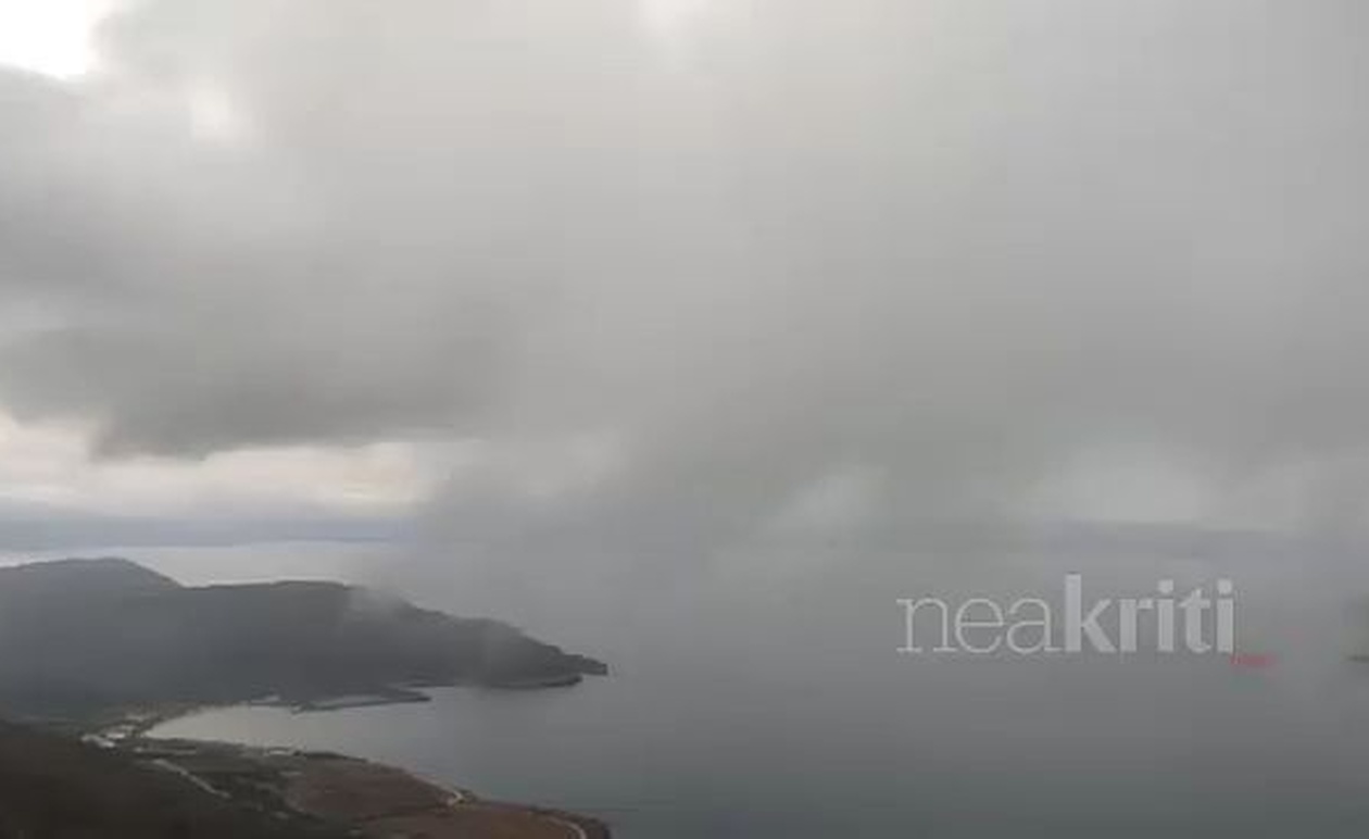Ένα απόκοσμο τοπίο στο Λασίθι με ομίχλη να σκεπάζει Μόχλο, Θόλο και άλλες περιοχές